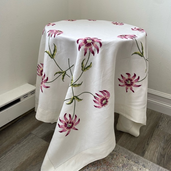 100% French Linen Floral Hand Embroidered Tablecloth White and Pink Clematis - Picture 5 of 10